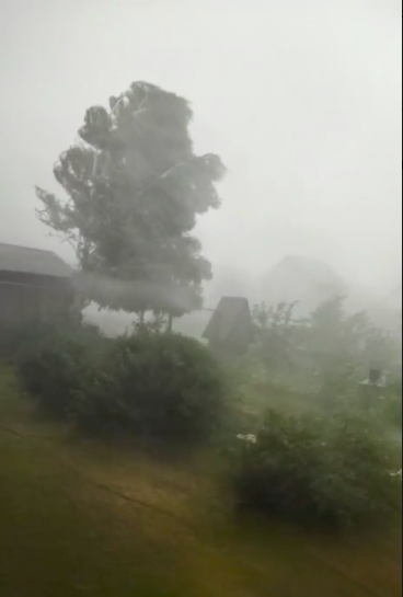 Фото Мощный ураган обрушился на Новосибирск. ОНЛАЙН 2 - Сиб.ФМ Фото Мощный ураган обрушился на Новосибирск. ОНЛАЙН 2